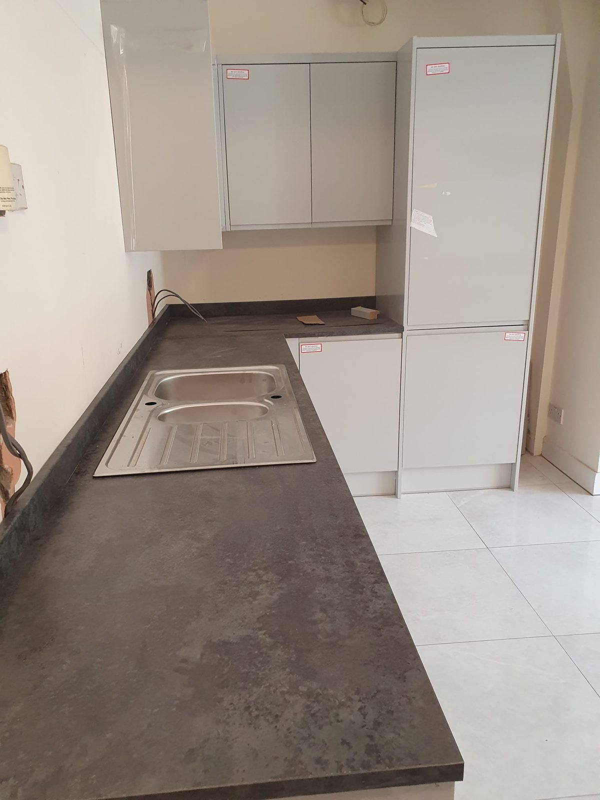 Handleless fitted kitchen with a long worktop run
